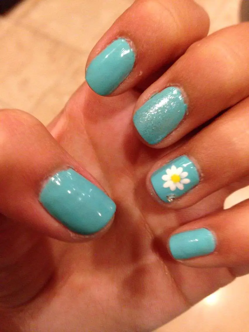 Daisy nail design with a gem
