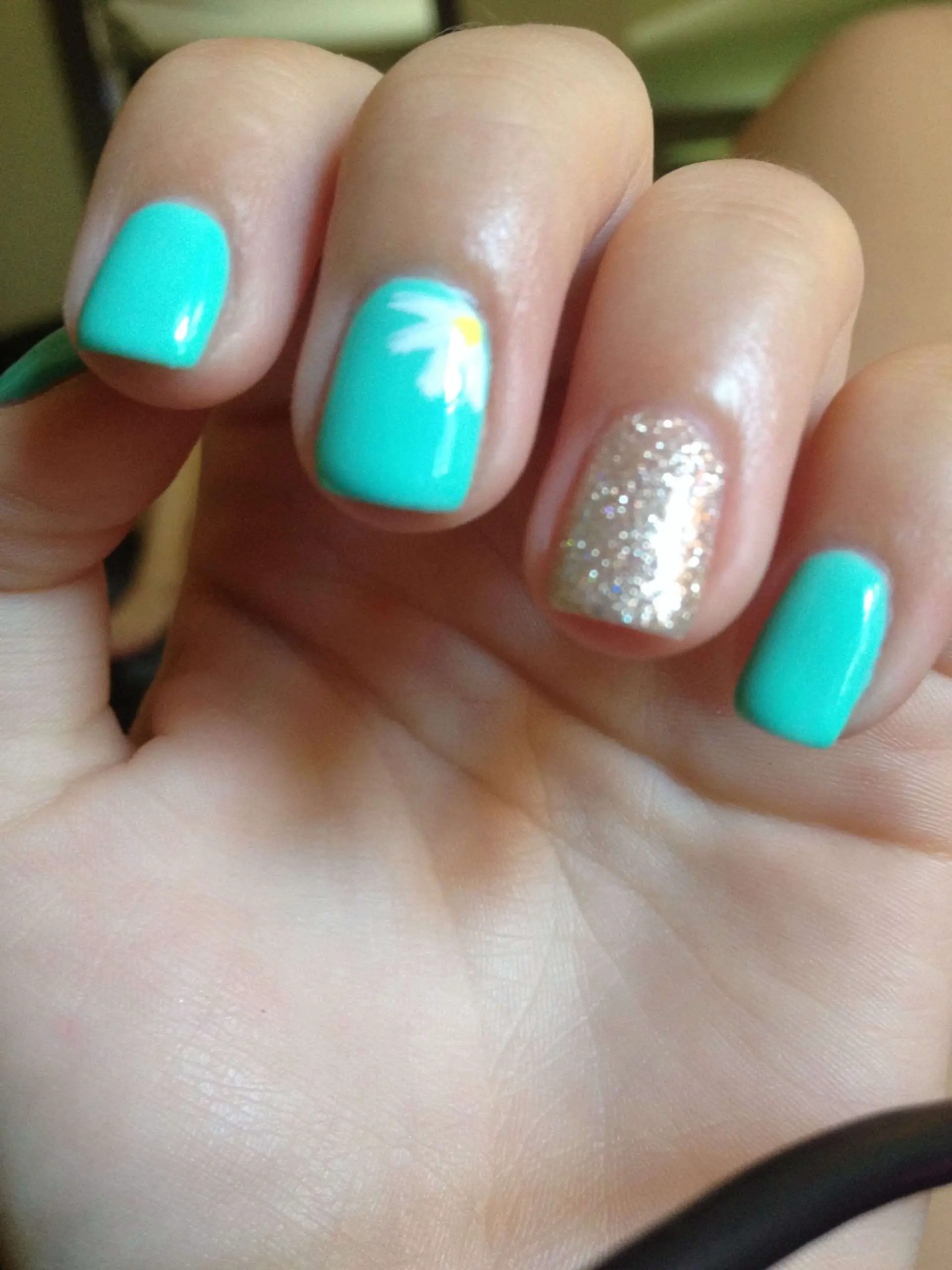 Daisy summer nails