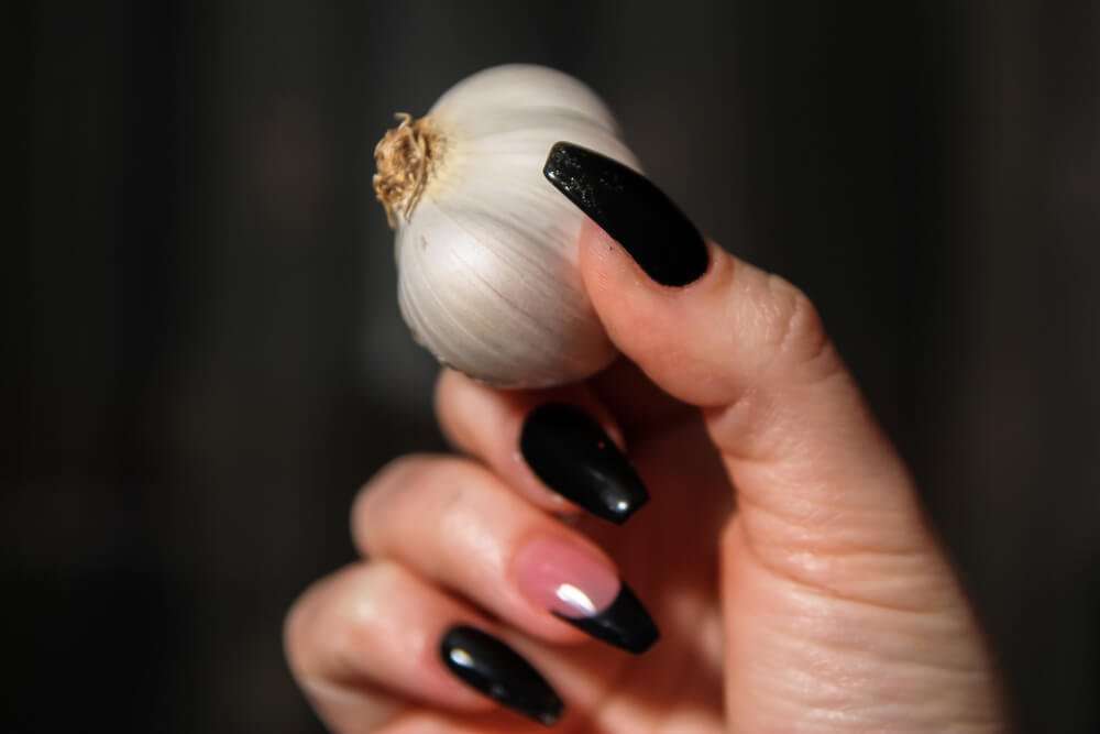 How to Use Garlic to Harden Your Nails